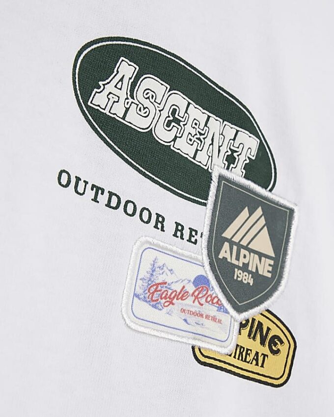 Vit oversized-passformad T-shirt med alpinbadge
