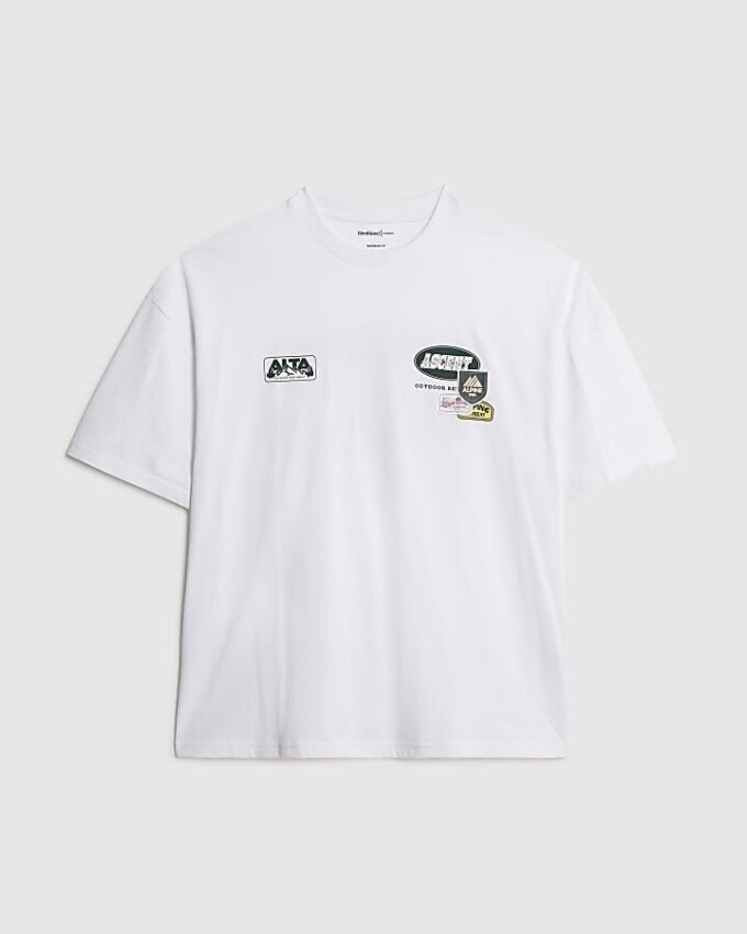 Vit oversized-passformad T-shirt med alpinbadge