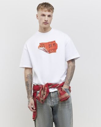 Vit oversized-passformad T-shirt med streckkodsetikett