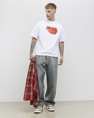 Vit oversized-passformad T-shirt med streckkodsetikett