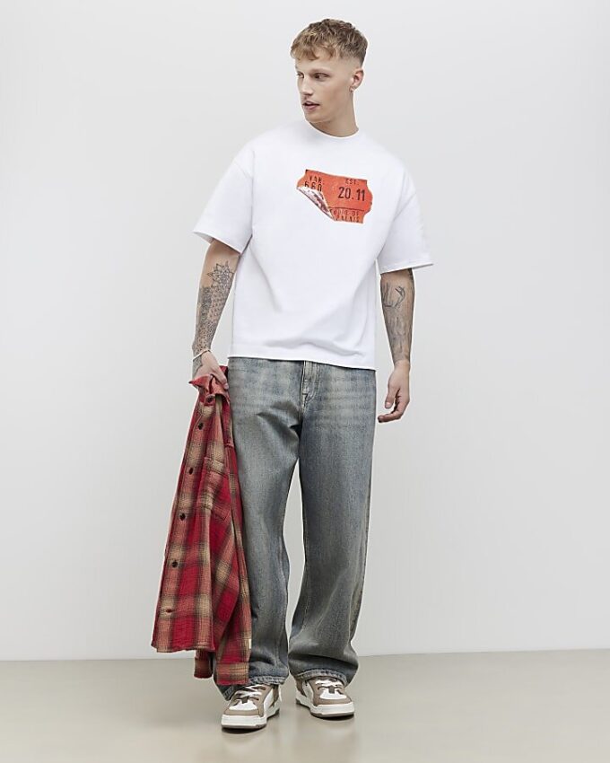 Vit oversized-passformad T-shirt med streckkodsetikett