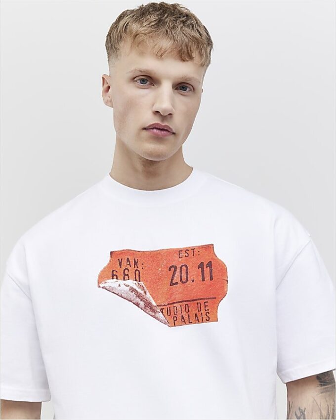 Vit oversized-passformad T-shirt med streckkodsetikett