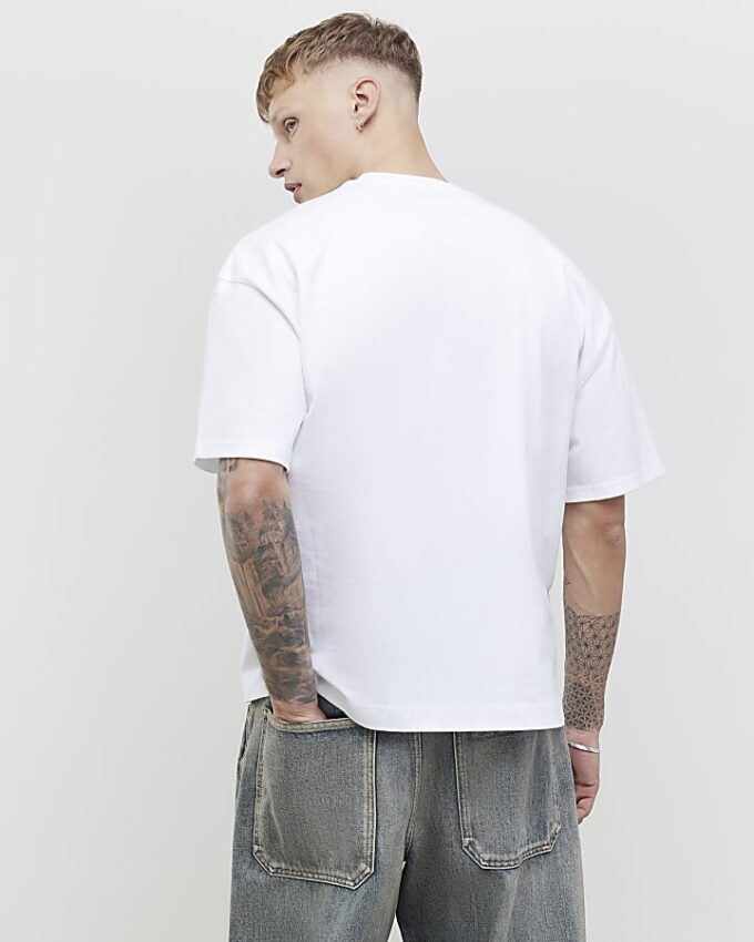 Vit oversized-passformad T-shirt med streckkodsetikett
