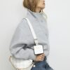 Vit quiltad crossbody-väska med monogram
