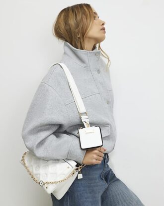 Vit quiltad crossbody-väska med monogram