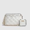 Vit quiltad crossbody-väska med monogram