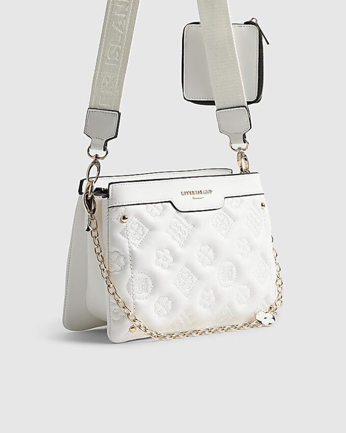 Vit quiltad crossbody-väska med monogram