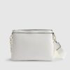 Vit quiltad crossbody-väska med monogram
