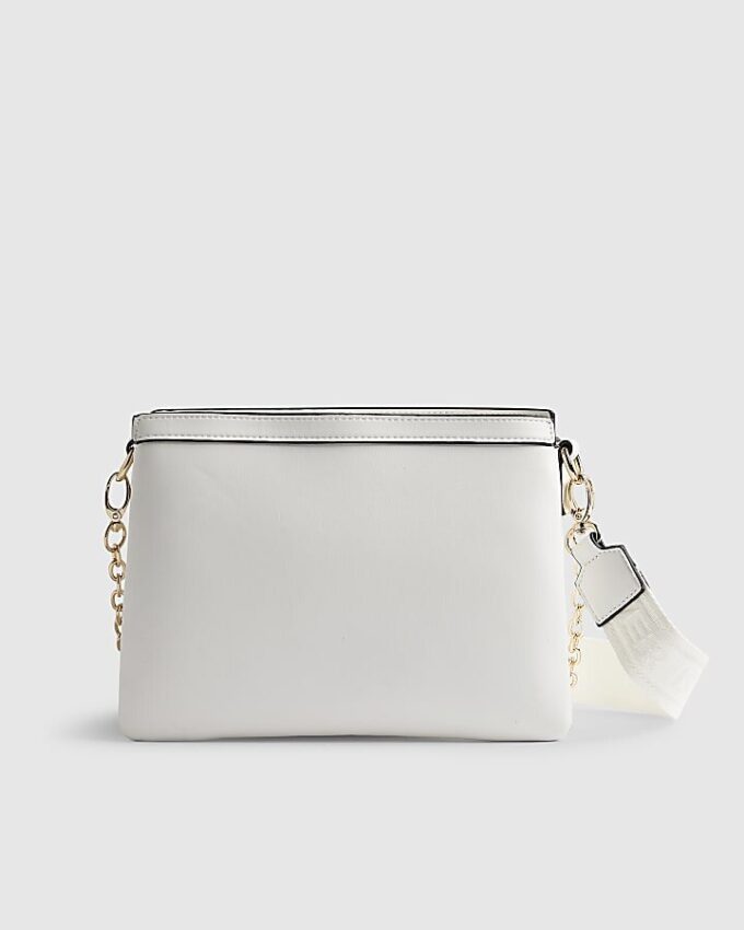 Vit quiltad crossbody-väska med monogram
