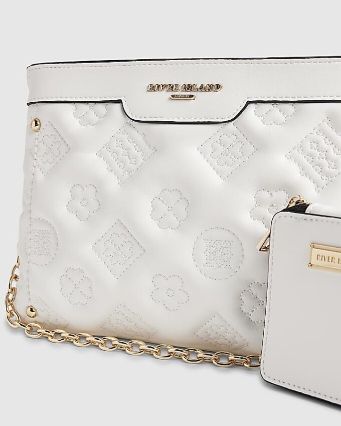 Vit quiltad crossbody-väska med monogram