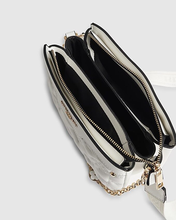 Vit quiltad crossbody-väska med monogram