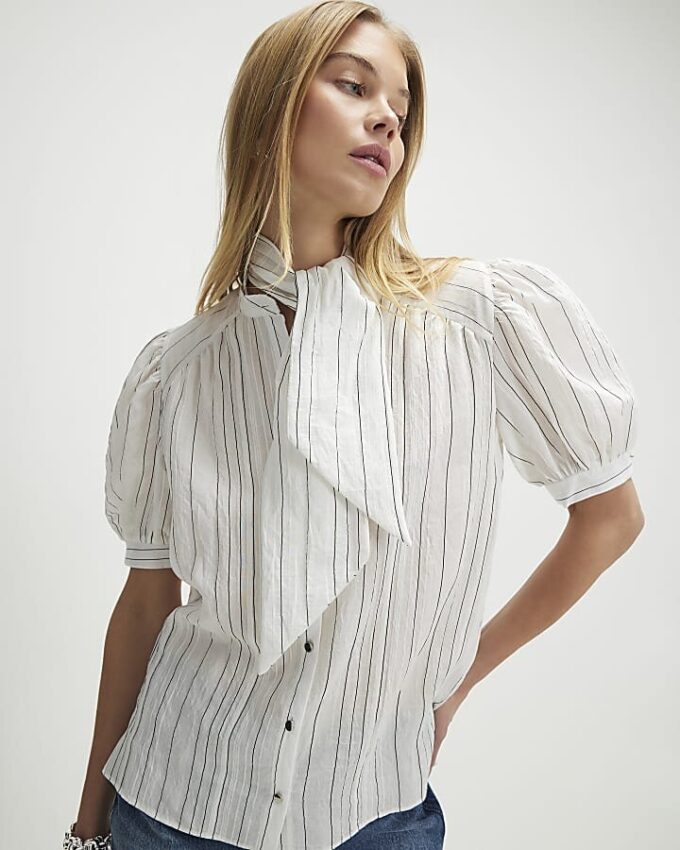 Vit randig kortärmad blus med rosett Vit randig kortärmad blus med rosett