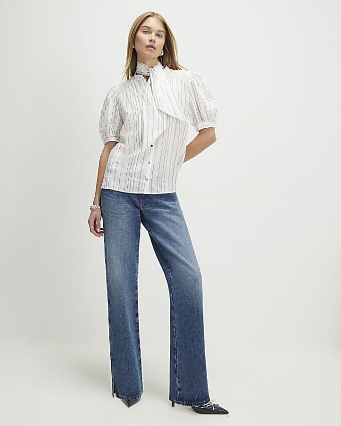 Vit randig kortärmad blus med rosett Vit randig kortärmad blus med rosett
