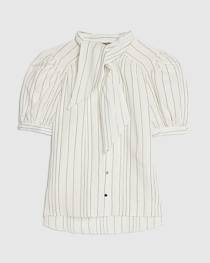Vit randig kortärmad blus med rosett Vit randig kortärmad blus med rosett
