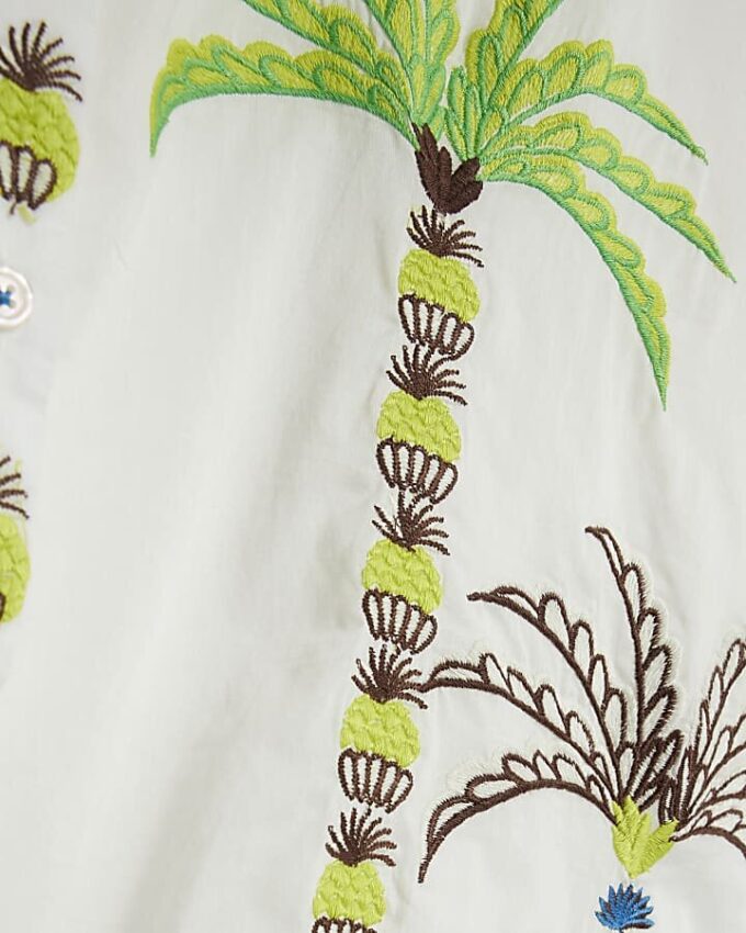 Vit skjorta med broderad palmträd
