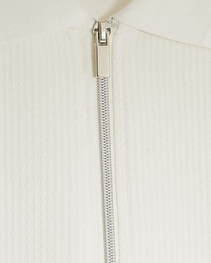Vit slim fit-polotröja med struktur