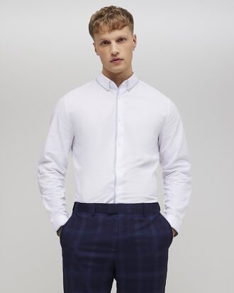 Vit slim fit-skjorta med rutig kant Vit slim fit-skjorta med rutig kant