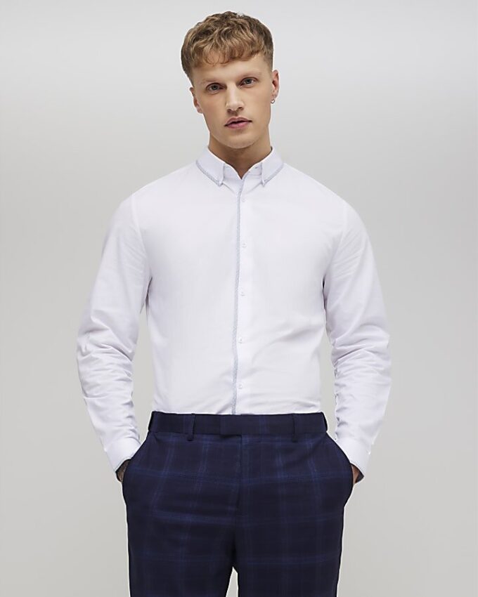 Vit slim fit-skjorta med rutig kant