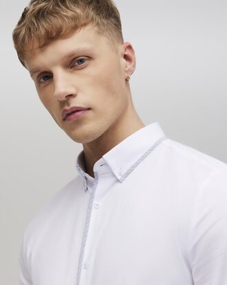 Vit slim fit-skjorta med rutig kant Vit slim fit-skjorta med rutig kant
