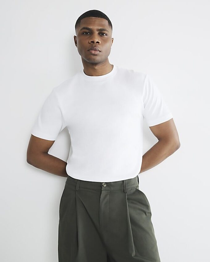 Vit slim fit-T-shirt med korta ärmar Vit slim fit-T-shirt med korta ärmar