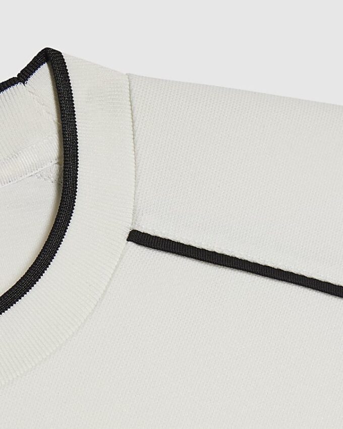 Vit slim fit-T-shirt med piping