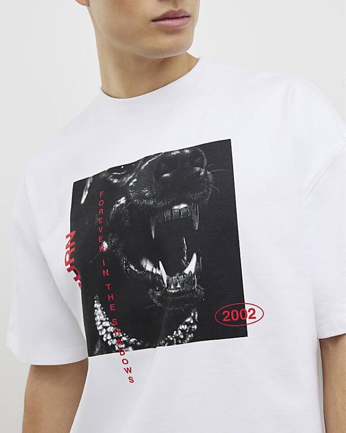 Vit T-shirt med hundtryck