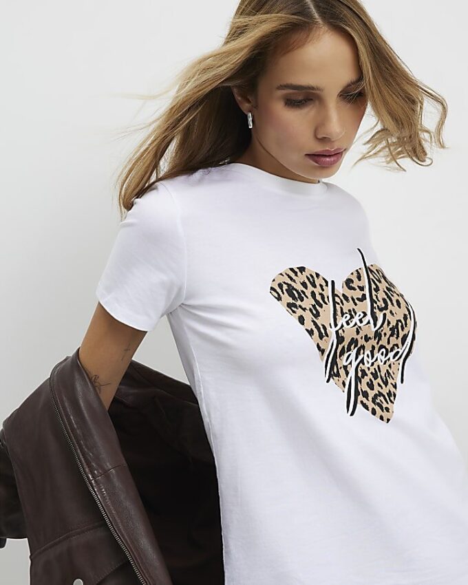 Vit T-shirt med leopardhjärta och Feel Good-folie