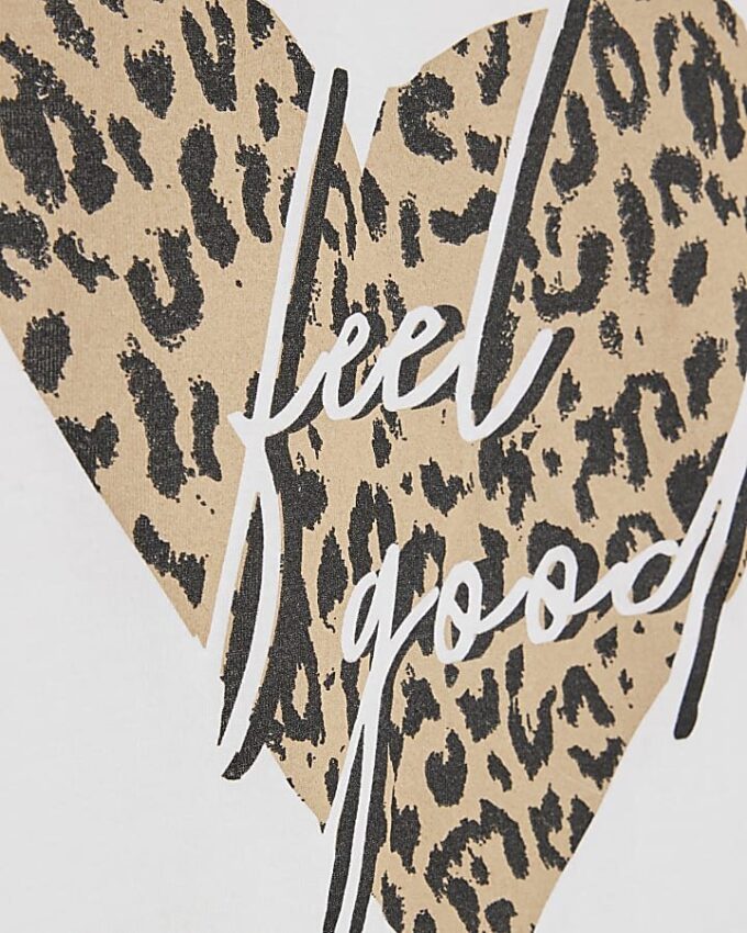 Vit T-shirt med leopardhjärta och Feel Good-folie