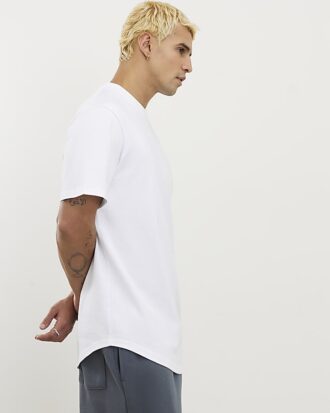 Vit T-shirt med normal passform och rundad fåll Vit T-shirt med normal passform och rundad fåll