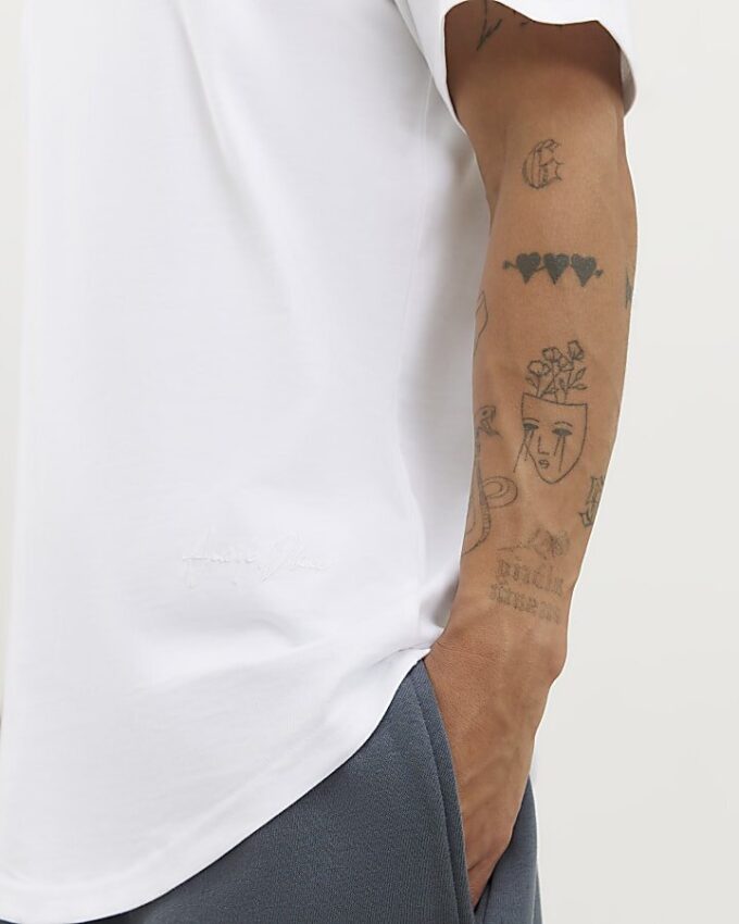 Vit T-shirt med normal passform och rundad fåll
