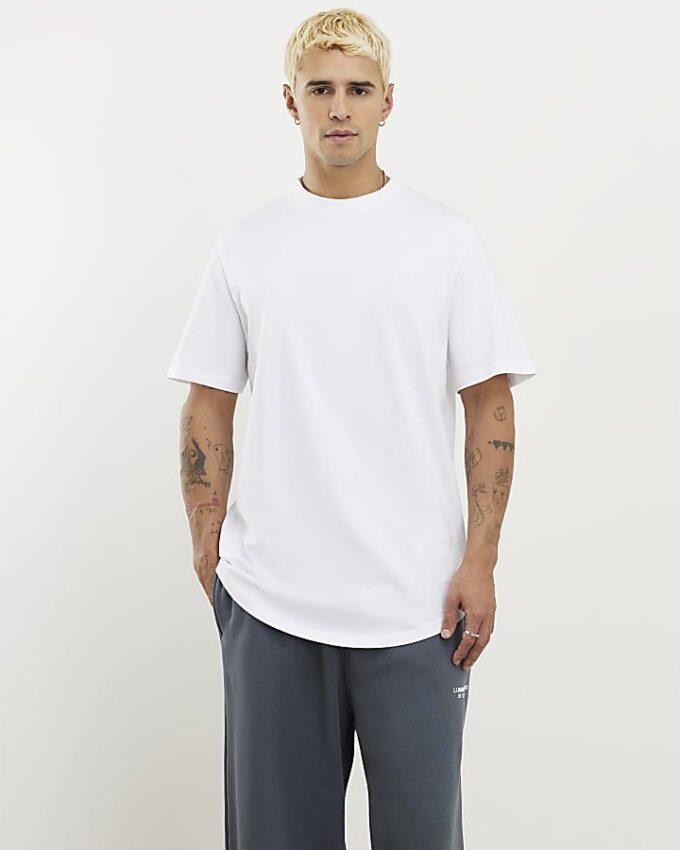 Vit T-shirt med normal passform och rundad fåll