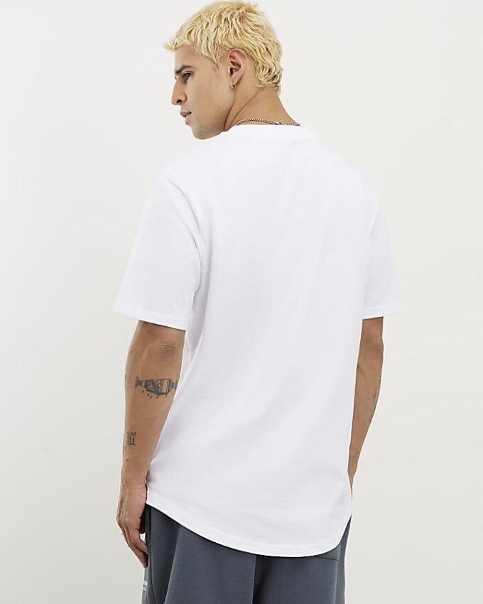 Vit T-shirt med normal passform och rundad fåll