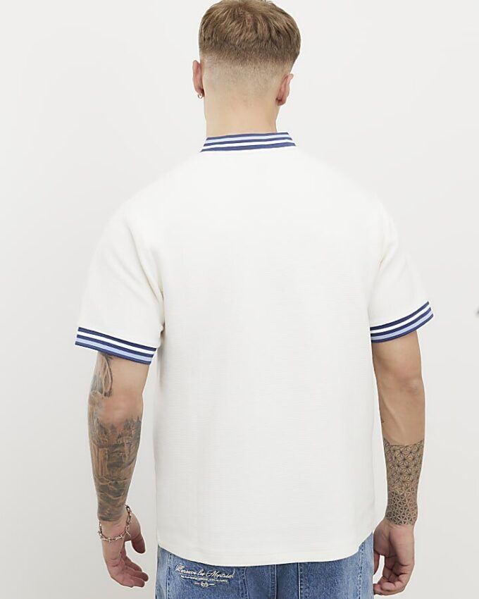 Vit T-shirt med normal passform och tippad krage Vit T-shirt med normal passform och tippad krage