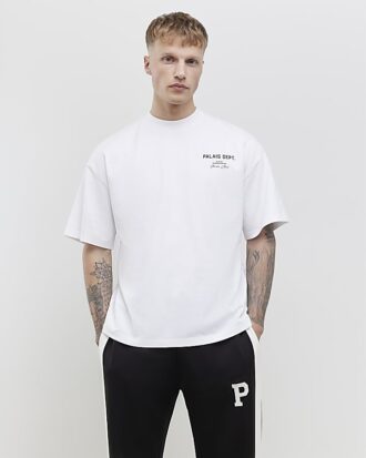 Vit T-shirt med oversized passform från Palais Dept Vit T-shirt med oversized passform från Palais Dept