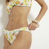 Vit texturerad bikinitrosa med fruktmönster