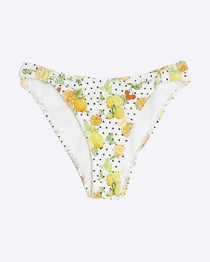 Vit texturerad bikinitrosa med fruktmönster