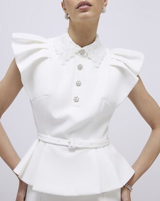 Vit topp med volangärmar och diamantbesatt peplum