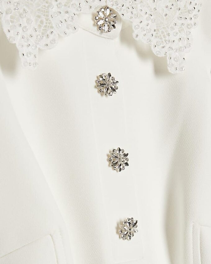 Vit topp med volangärmar och diamantbesatt peplum