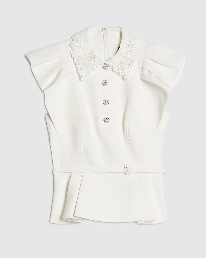 Vit topp med volangärmar och diamantbesatt peplum