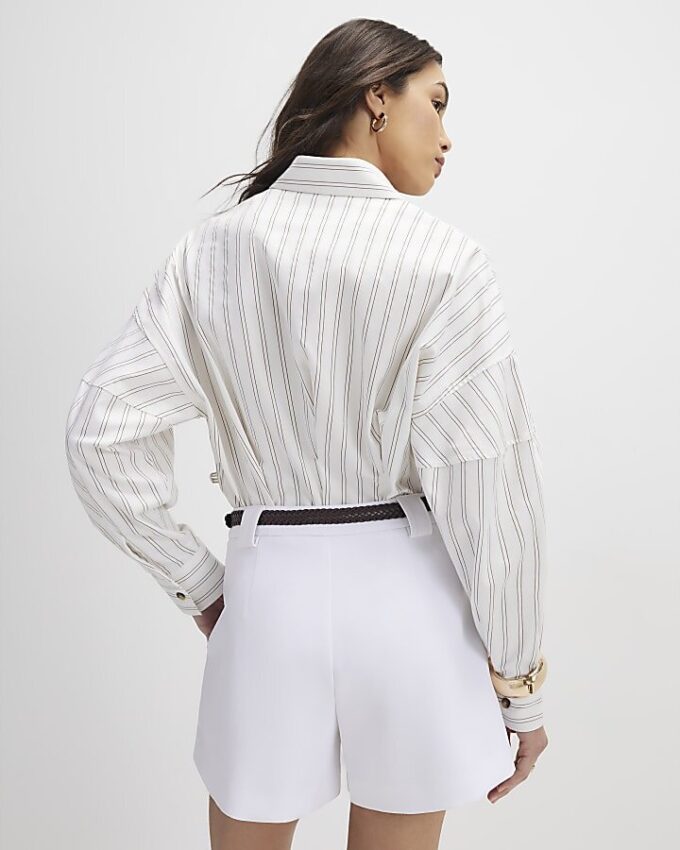 Vita flätade shorts med bälte