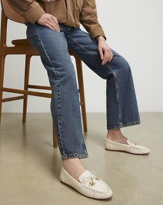Vita loafers med charmiga rosetter