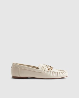 Vita loafers med charmiga rosetter