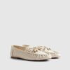 Vita loafers med charmiga rosetter