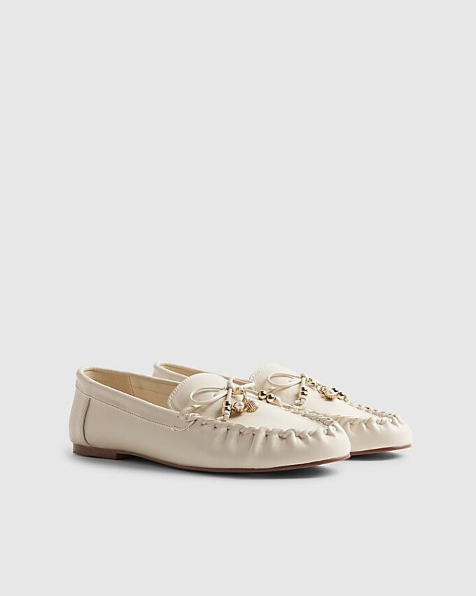 Vita loafers med charmiga rosetter