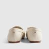 Vita loafers med charmiga rosetter