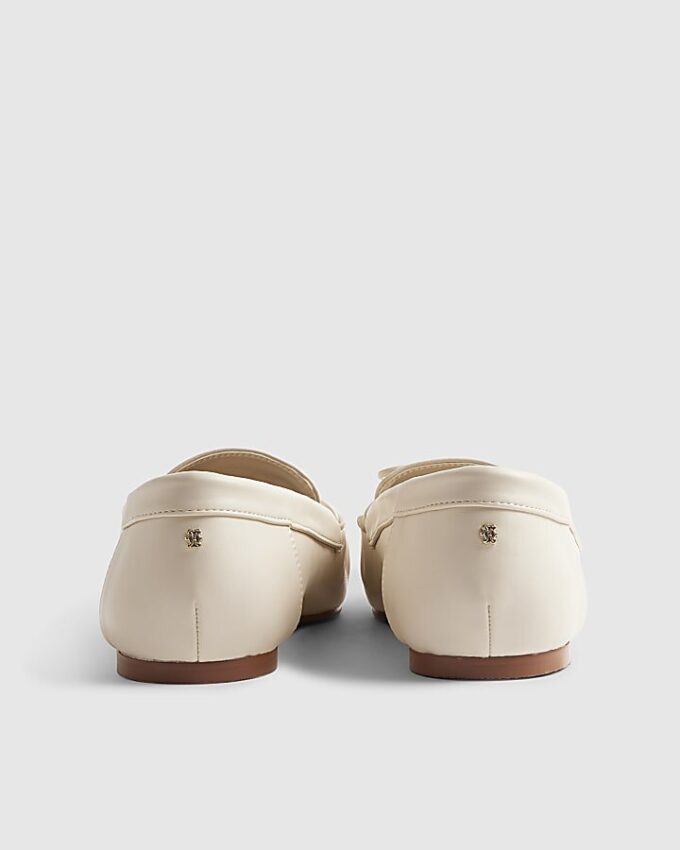 Vita loafers med charmiga rosetter