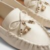 Vita loafers med charmiga rosetter
