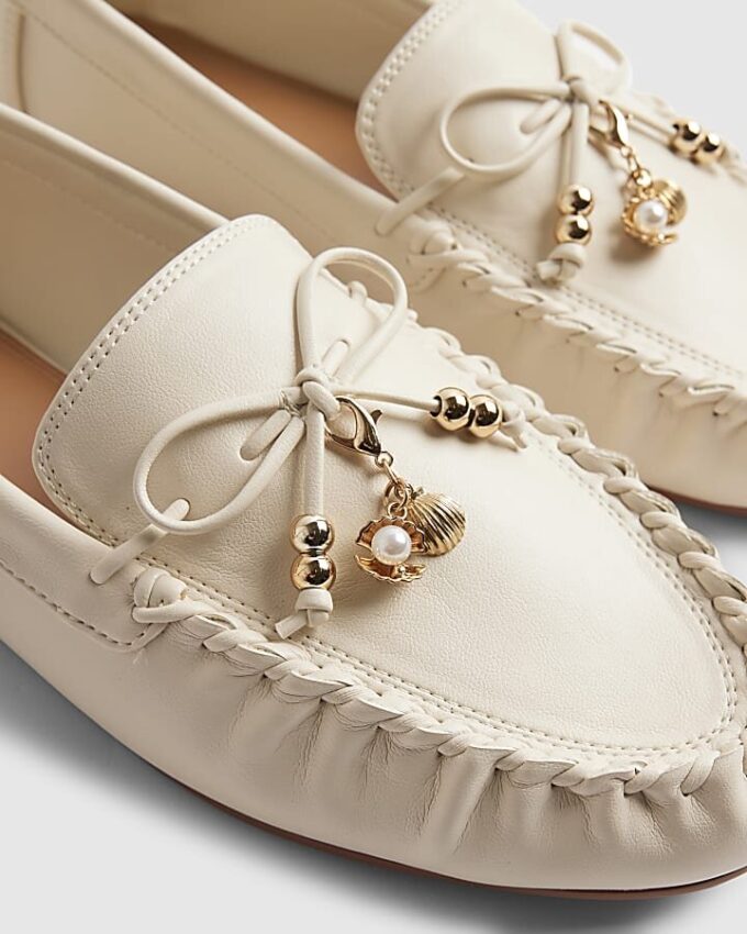 Vita loafers med charmiga rosetter