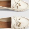 Vita loafers med charmiga rosetter