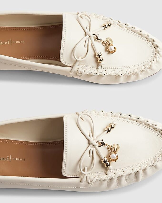 Vita loafers med charmiga rosetter
